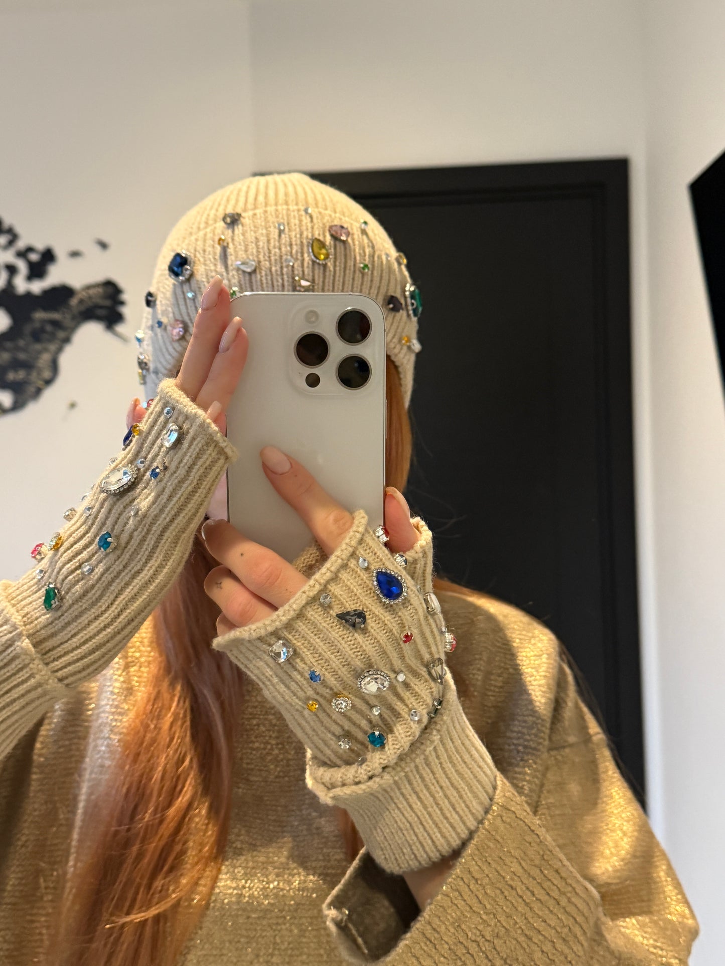 Mutsgebreid steentjes en vingerloze wanten beige