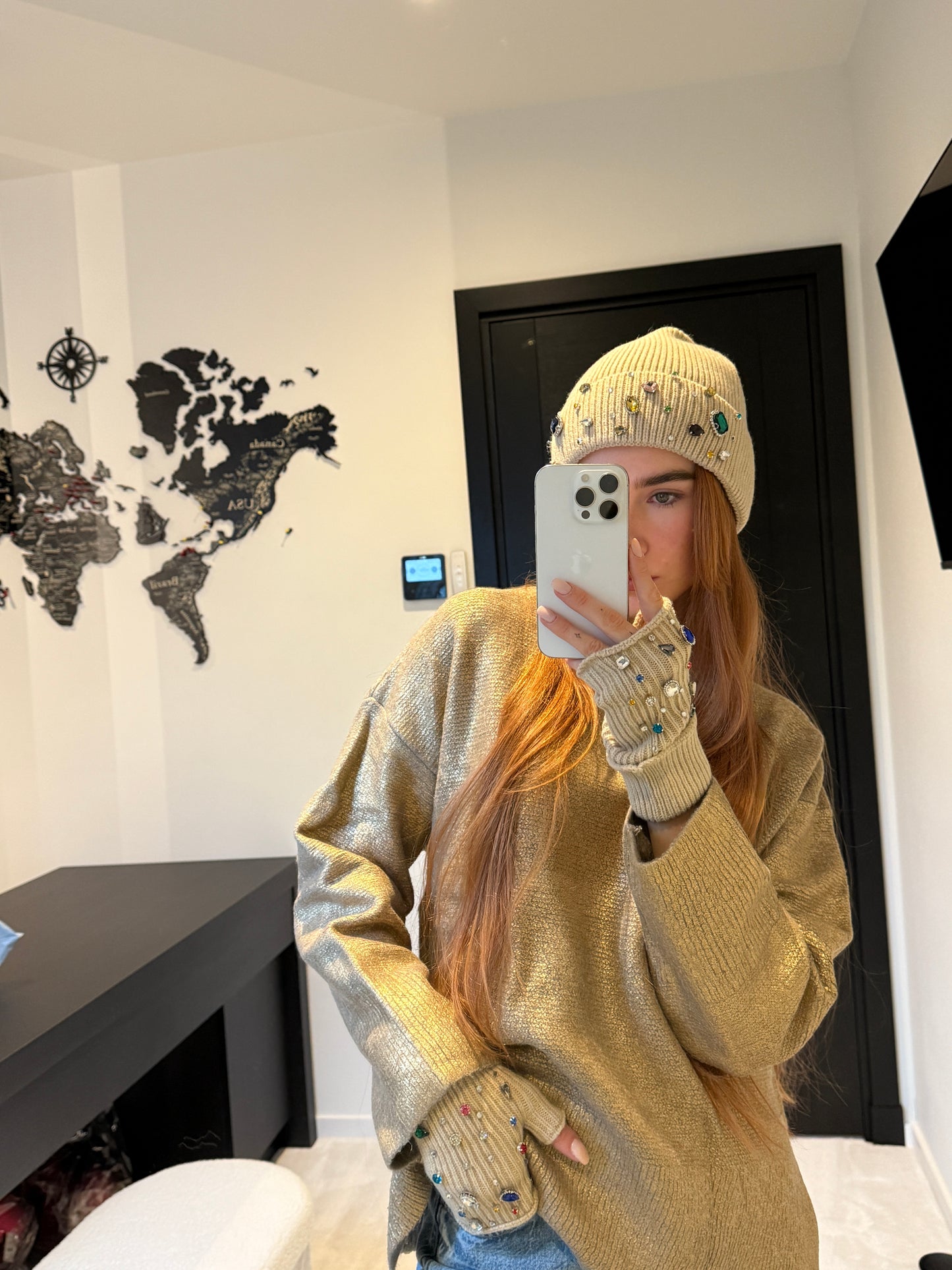 Mutsgebreid steentjes en vingerloze wanten beige