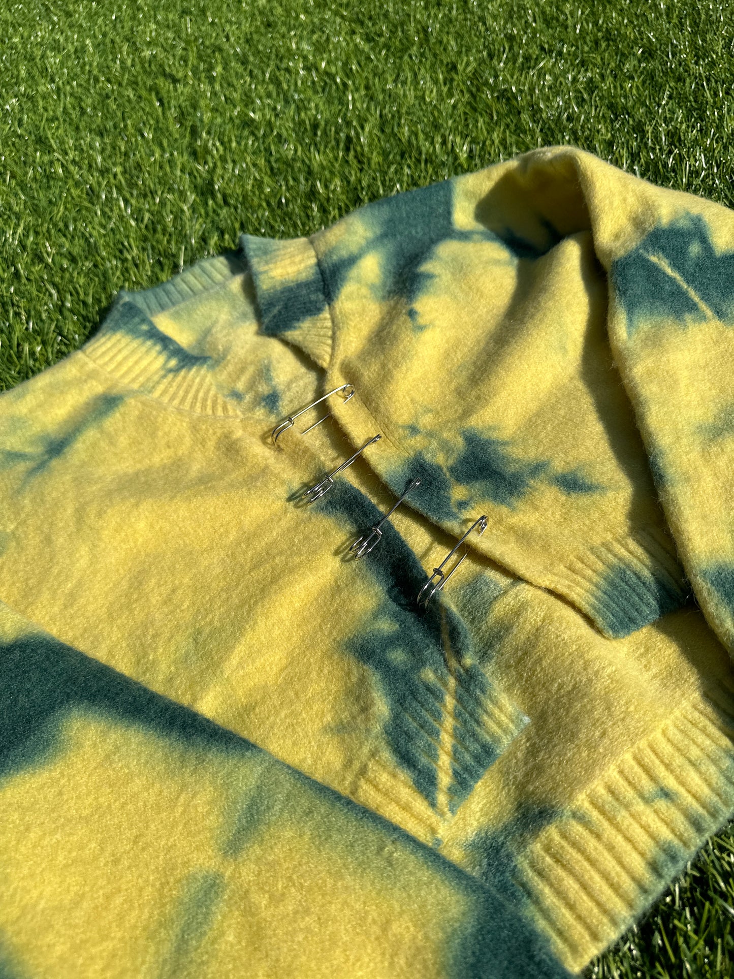 Wollen vest met paperclips